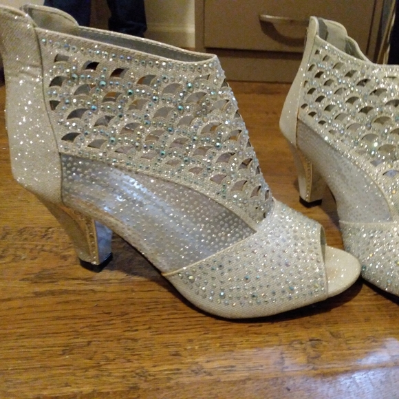 Pierre Dumas peep toe Silver Heels. 7M - Picture 2 of 5